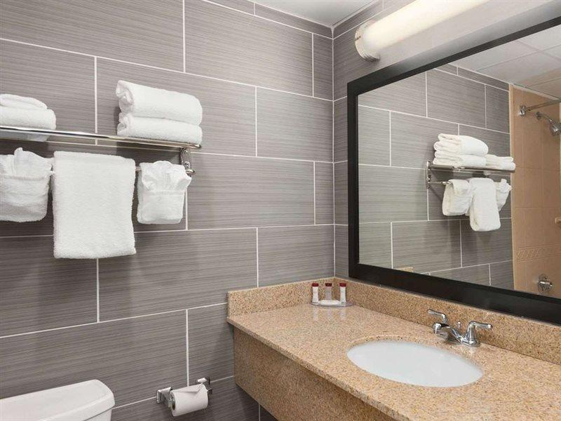 Hotel Ramada By Wyndham Near Paramus