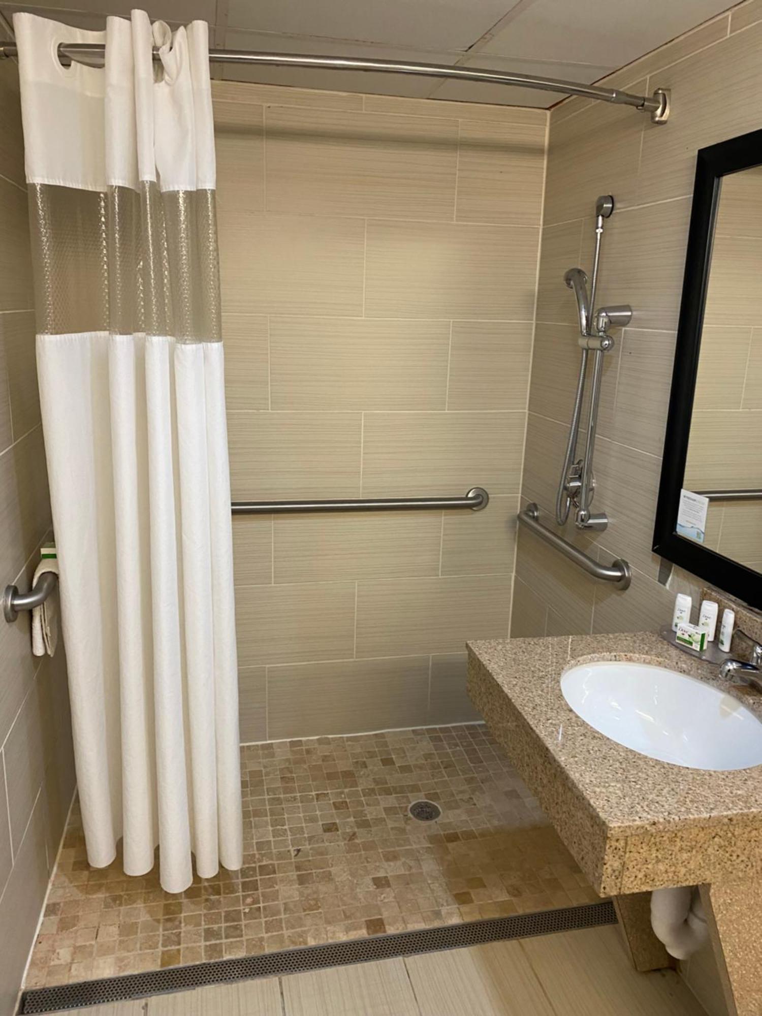 Hotel Ramada By Wyndham Near Paramus Rochelle Park