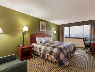 Hotel Ramada By Wyndham Near Paramus Rochelle Park