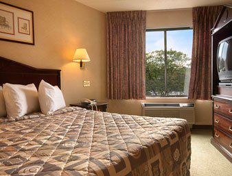 Hotel Ramada By Wyndham Near Paramus Rochelle Park